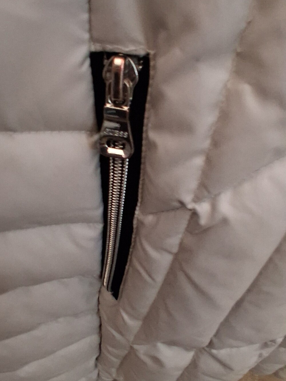 GUESS DUCK FEATHER DOWN PUFFER JACKET - Picture 10 of 10